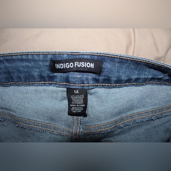 Women’s Indigo Fushion Jeans - Picture 2 of 4